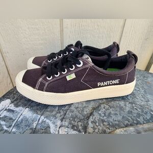 Cariuma Pantone Black Low Top Canvas Sneakers